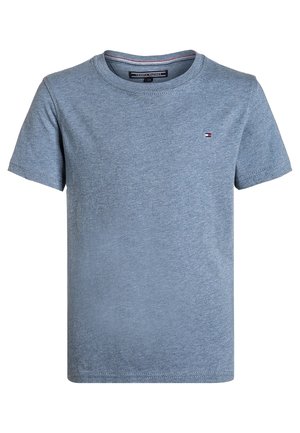 T-shirt en coton bleu avec un col rond, des manches courtes, et un tissu subtilement texturé. Présente un petit logo sur le côté gauche de la poitrine.