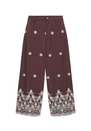Pantalon à jambes larges couleur vin avec broderie florale blanche dispersée et concentrée à l'ourlet, avec bouton et passants de ceinture à la taille.