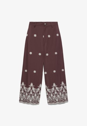 Weinrote Hosen mit weitem Bein und weißer Blumenstickerei, die verstreut und am Saum konzentriert ist, mit Knopf und Gürtelschlaufen an der Taille.