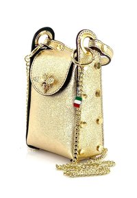 Gouden synthetisch leren handtas met een klepafsluiting, metalen kettingriem, bijenembleem, gestippelde accenten en een klein Italiaans vlaggetje charm.
