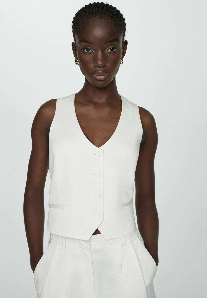 Gilet en lin blanc avec un décolleté en V profond, comportant des boutons à l'avant et des poches latérales. Le design est ajusté et de style minimaliste.