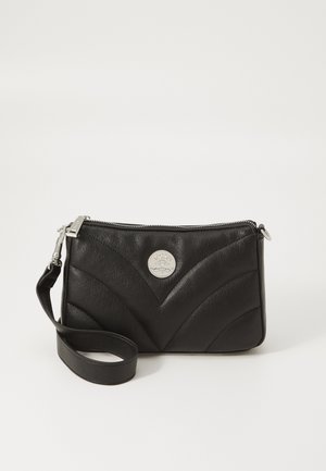 Borsa a pochette in pelle nera con una texture a zigzag, logo argentato, chiusura con zip e tracolla staccabile.