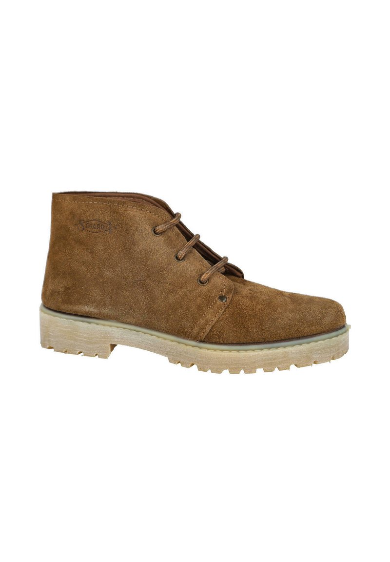 Botas de tobillo de ante marrón con un upper texturizado, diseño de cordones y una suela de goma ligera con un patrón de banda de rodadura.