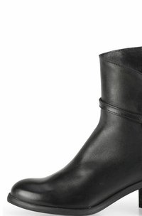 Černá kožená kotníková bota s kulatou špičkou a jemným páskem kolem svršku. Má nízký, pevný podpatek a hladkou strukturu.