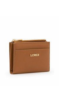 Tarnfarbenes Lederportemonnaie mit strukturierten Oberflächen, ausgestattet mit einem goldenen Reißverschluss und Branding. Kompakte Ausführung mit Kartenfächern und Münzfach.