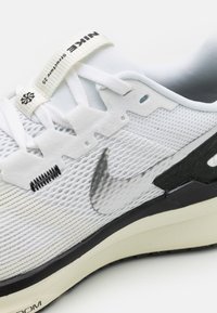 Nike Performance AIR ZOOM STRUCTURE 25 - Pantofi de alergare pe asfalt - white/black/sail/coconut milk/team red/metallic silver