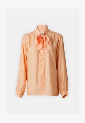 Ferskenfarvet satinbluse med lange ærmer, knaplukning foran og detaljer med slipskrave. Glat tekstur med en afslappet pasform og subtil glans.