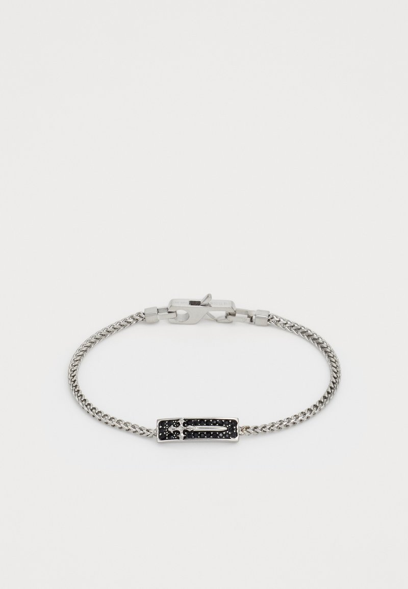Pulseira de corrente prata com incrustação de pedra preta retangular, apresentando um design de espada em prata e um fecho de lagosta.
