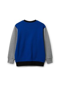 Felpa blu con maniche grigie, colletto a coste nero e orlo. Realizzata in un tessuto morbido, presenta una vestibilità comoda e un design classico.