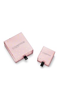 Due scatole regalo rosa con motivi a cuore dorati, dotate di linguette nere. La scatola più grande è quadrata, mentre quella più piccola è rettangolare.