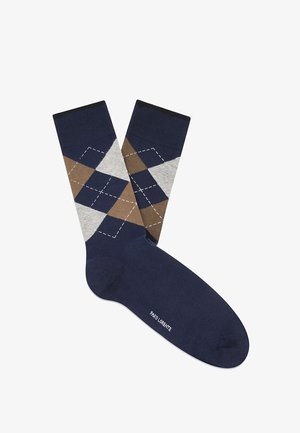 Para granatowych skarpetek z brązowym, szarym i granatowym wzorem w kratę na nogawce oraz napisem "PAKO LORENTE" w pobliżu palców.