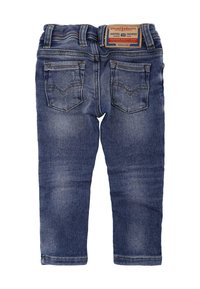 Granatowe dżinsy o prostym kroju z skórzaną metką w pasie, dwoma tylnymi kieszeniami oraz delikatnymi detalami w odcieniu blaknięcia.