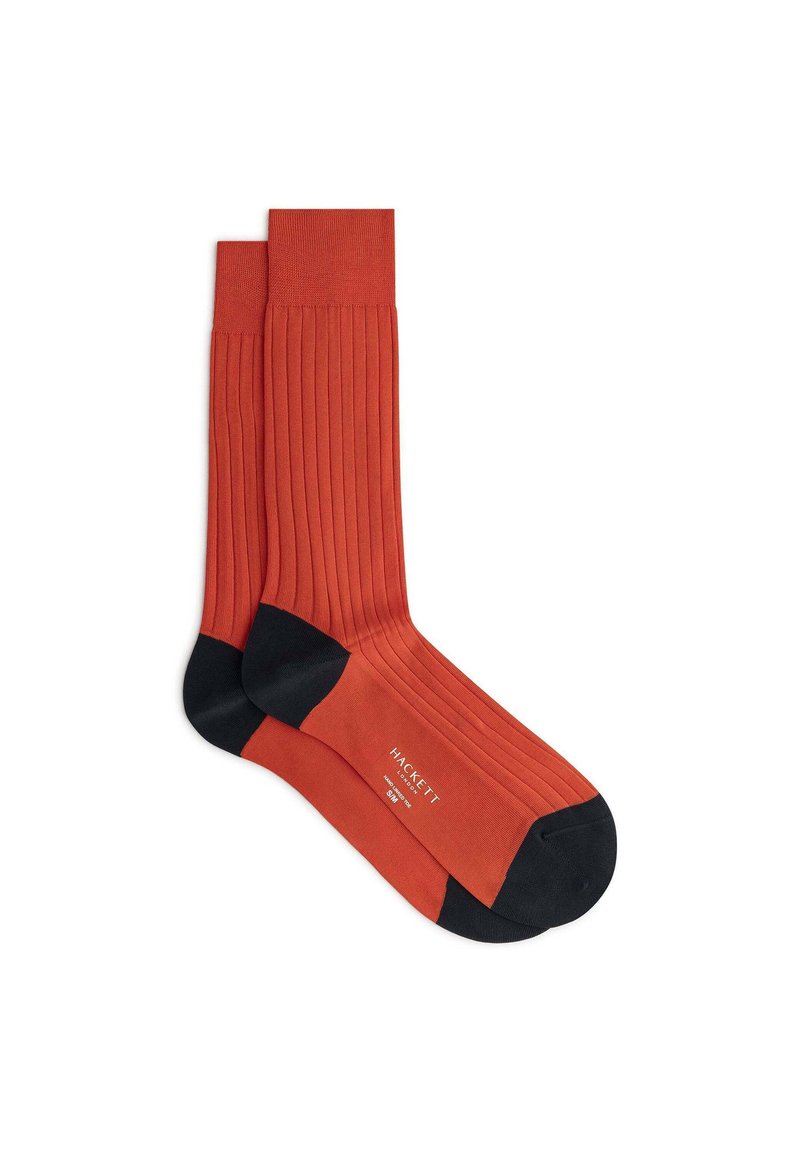Calze rosse a costine con accenti neri sulla punta e sul tallone. Realizzate in materiale morbido, presentano un'etichetta di branding discreta sul lato.