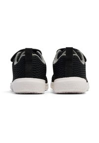 Schwarze Mesh-Sneaker mit strukturiertem Obermaterial, weißen Gummisohlen und Zuglaschen an der Ferse für einfaches Anziehen. Markenname dezent geprägt.