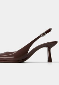 Bershka KITTEN HEEL - Klasické lodičky - brown