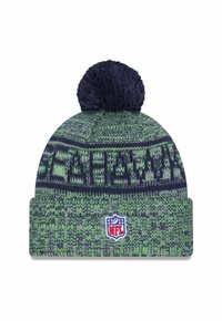 Berretto di maglia verde e blu navy, con pom-pom sopra, polsino a coste e patch del logo NFL sulla parte anteriore, con motivi geometrici in tutta la sua superficie.