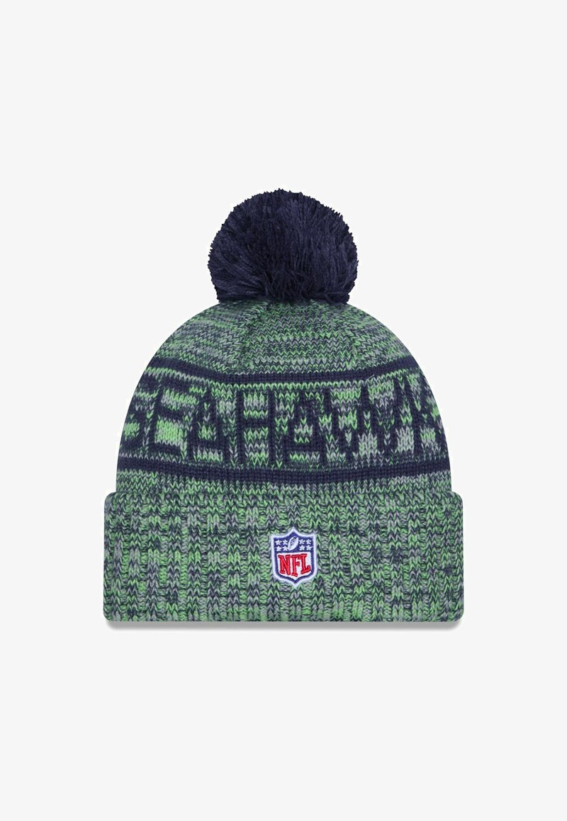 Berretto di maglia verde e blu navy, con pom-pom sopra, polsino a coste e patch del logo NFL sulla parte anteriore, con motivi geometrici in tutta la sua superficie.