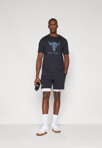 Under Armour BRAHMA BULL - T-shirts med print - black/downpour gray