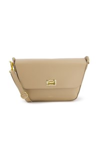 Bežová kožená crossbody kabelka s plochým designem, zlatým kováním, nastavitelným popruhem a vyraženým názvem značky na přední straně.