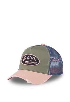 Casquette de baseball avec devant vert olive, visière rose usée, arrière en mesh bleu marine et écusson logo "Von Dutch California" sur le panneau avant.