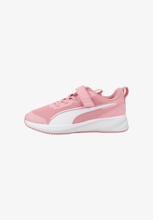 Scarpe da ginnastica rosa con tomaia in rete, accenti sintetici, strap in velcro e suola bianca. Presentano pannelli testurizzati e colletto imbottito.