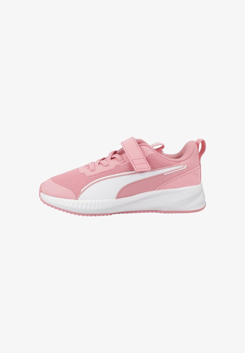 Scarpe da ginnastica rosa con tomaia in rete, accenti sintetici, strap in velcro e suola bianca. Presentano pannelli testurizzati e colletto imbottito.