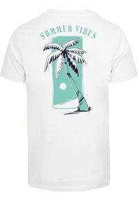 Hvit t-skjorte med et grafisk design av et palmetre mot en turkis bakgrunn, med teksten "SUMMER VIBES" over.