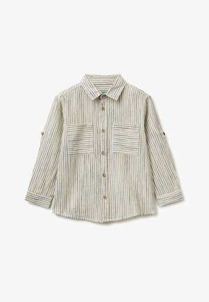 Camisa de manga larga con botones, de rayas verticales en beige y blanco, con dos bolsillos en el pecho de rayas horizontales y trabillas abotonadas en las mangas.