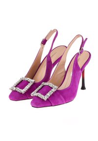 Tacchi slingback in suede viola con punta affusolata, caratterizzati da una grande fibbia decorata con strass e un sottile tacco a stiletto nero.
