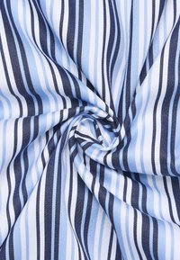 Tessuto di cotone con righe verticali in tonalità di blu chiaro e blu navy, caratterizzato da una texture liscia e un motivo a trama fitta.