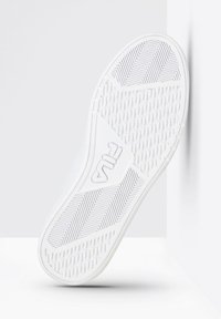 Suola di sneaker bianca in gomma testurizzata, con motivi a spina di pesce e a rombo. Logo Fila impresso sul lato.