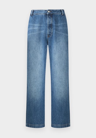 Μπλε ψηλόμεσο τζιν με ίσια γραμμή, κλείσιμο με κουμπί και φερμουάρ, λεπτές ξεβαμμένες λεπτομέρειες στους μηρούς και τα γόνατα, χωρίς ορατές τσέπες μπροστά.