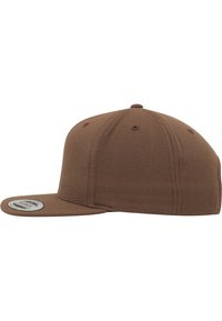 Bruine snapback pet met een platte klep, textuurstof, zes-panelen ontwerp en geborduurde ooggaten op de kroon voor ventilatie.