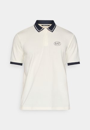 Polohemd in crème, met een opgevouwen kraag met marineblauwe en witte strepen, korte mouwen en een klein geborduurd EA7-logo op de borst.
