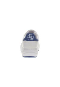 Sneaker bianco con dettagli blu, colletto imbottito e suola piatta in gomma. Presenta un logo sul tallone e pannelli testurizzati per una presa migliore.