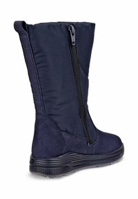 Mörkblå stövlar med en texturerad yta, utrustade med en framträdande sidodragkedja, vadderat tyg och en slitstark gummisula för bra grepp.