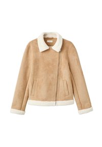 Beige Lammfelljacke mit einem crèmefarbenen Kragen, seitlichen Taschen und einem Reißverschluss; weiche Textur, kastiger Schnitt und Kontrastbesatz am Saum.