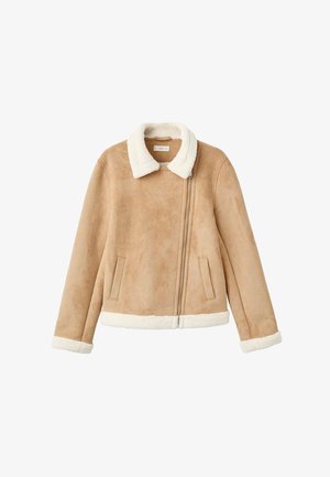 Beige shearling jakke med en cremefarvet krave, sidelommer og lynlås; blød tekstur, boxy snit og kontrastkant ved kanten.