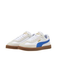 Zapatillas blancas con acentos azules y logo dorado. Fabricadas en materiales suaves y de ante. Suela de goma, puntera redonda y cordones planos.