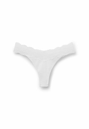 Tanga blanco con ribete de encaje en la cintura, con cuerpo de algodón suave y diseño minimalista.
