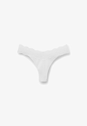 Tanga blanco con ribete de encaje en la cintura, con cuerpo de algodón suave y diseño minimalista.