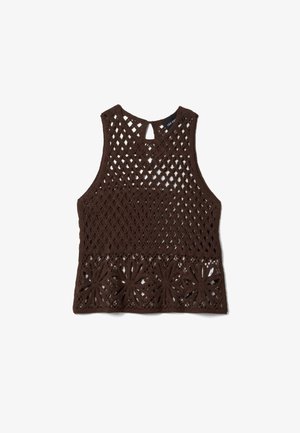Top marrón sin mangas de crochet con patrones de abertura de diamante y floral, cuello redondo y pequeño detalle de abertura en la parte frontal.