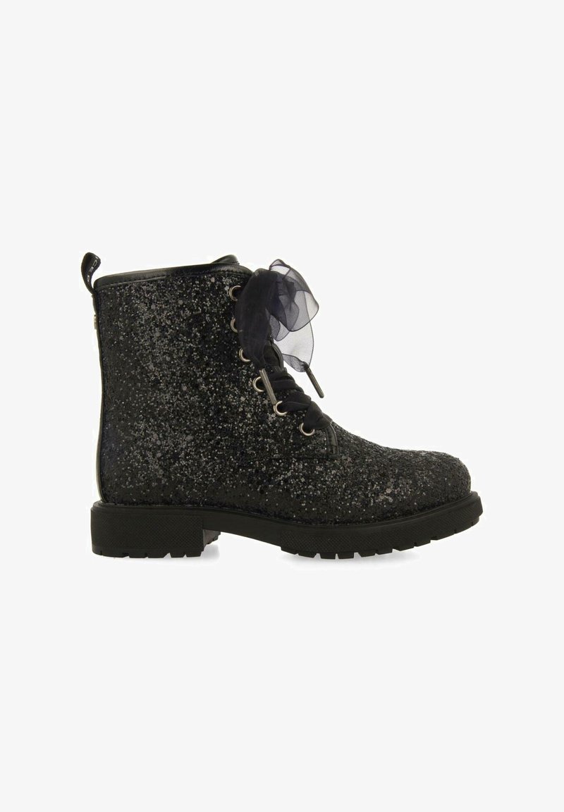 Botas de tobillo negras con purpurina y acabado texturizado, que presentan un lazo de malla negra, cordones en la parte delantera y suela de caucho resistente.