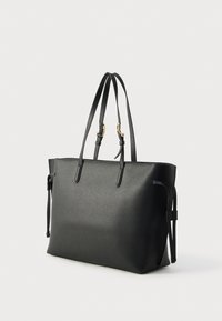 Melnas ādas tote soma ar teksturētu virsmu, ar divām garām rokturiem un zelta toņa metāla detaļām. Plaša ar vienkāršu, strukturētu dizainu.