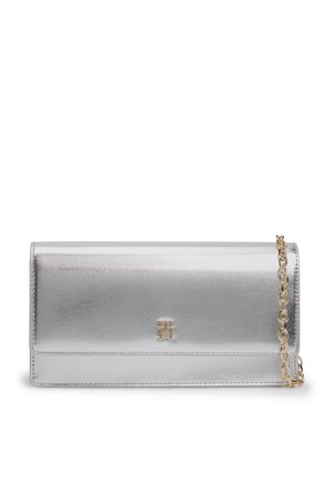 Sølv rektangulær clutch taske med en guldkæde skulderrem og en lille guldlogo centreret på frontklappen.