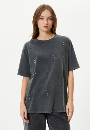 Mørkegrå t-shirt med korte ærmer, rund halsudskæring og spredte dekorative rhinsten, lavet af blødt, tekstureret stof.