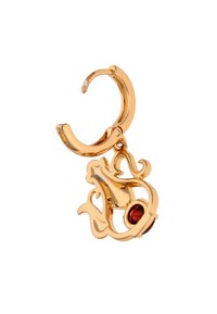 Pendiente de aro dorado con diseño intrincado, que presenta un elemento colgante y un acento de piedra preciosa roja. Textura de metal lisa, acabado pulido.