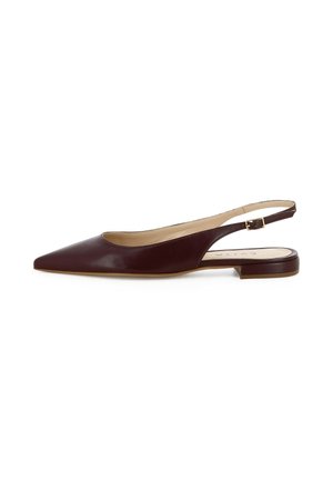 Scarpa bassa slingback in pelle marrone scuro con punta affusolata e piccolo tacco, caratterizzata da una cinturina con fibbia dorata.