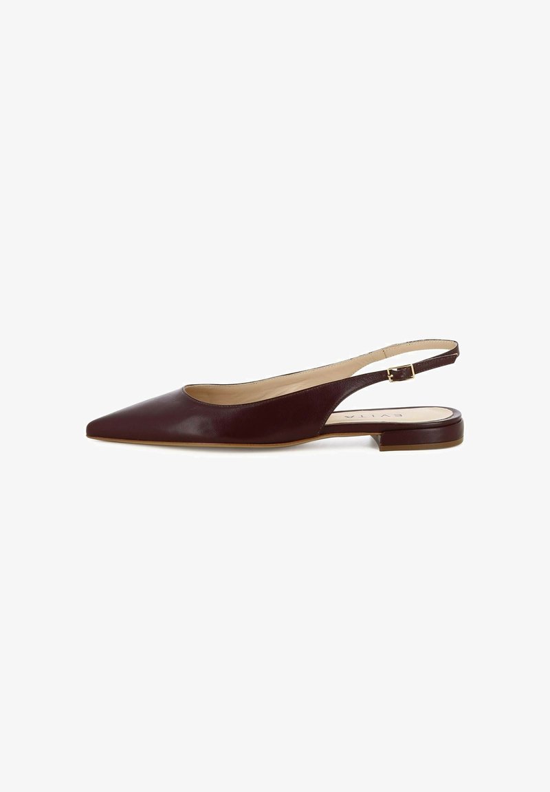 Donkerbruine leren slingback platte schoen met spitse neus en kleine hak, voorzien van een goudkleurige gespsluiting.