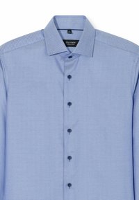 Camicia azzurro chiaro con motivo, colletto classico, sei bottoni scuri e tessuto testurizzato. Etichetta del marchio: OLYMP SIGNATURE.